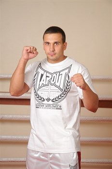 Футболка Tapout Known Worldwide белая - в стойке