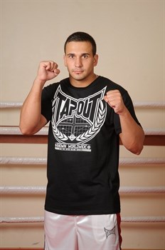 Футболка Tapout Known Worldwide черная - в стойке