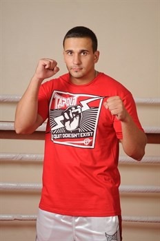 Футболка Tapout Power красная - в стойке