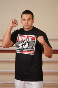 Футболка Tapout Power черная - в стойке