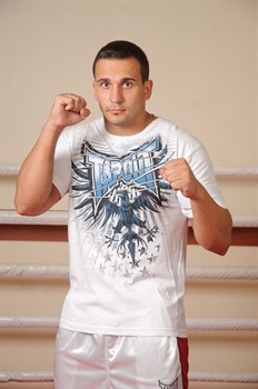 Футболка мужская Tapout Glory First белая - в стойке