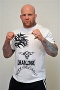 Футболка М-1 Монсон Tattoo белая - на фото Джефф Монсон в стойке