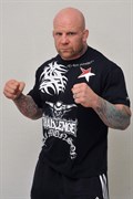 Футболка М-1 Монсон Tattoo черная - на фото Дрефф Монсон в стойке